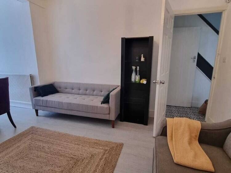 إقامة Large 4 Bed Terraced House