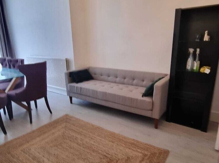 إقامة Large 4 Bed Terraced House
