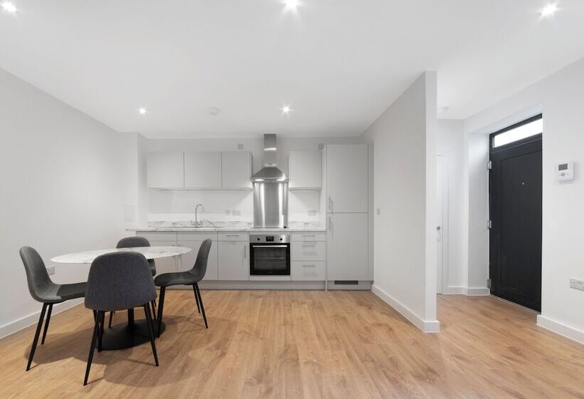 דירת נופש Guest Ready   Oak Crescent City House, London, E14