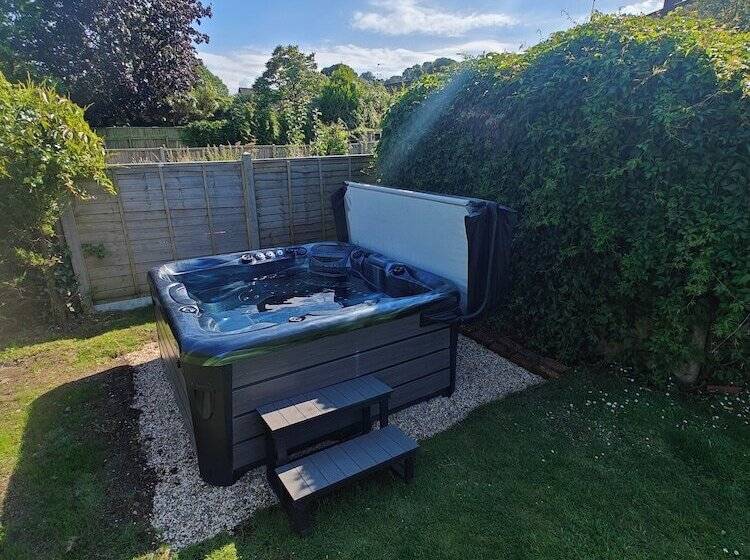 إقامة King Arthur S Rest   Sleeps 10, Hot Tub & Garden