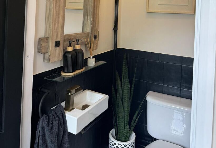 דירת נופש Tranquil Retreat At Oak Lodge   Swimming Pool