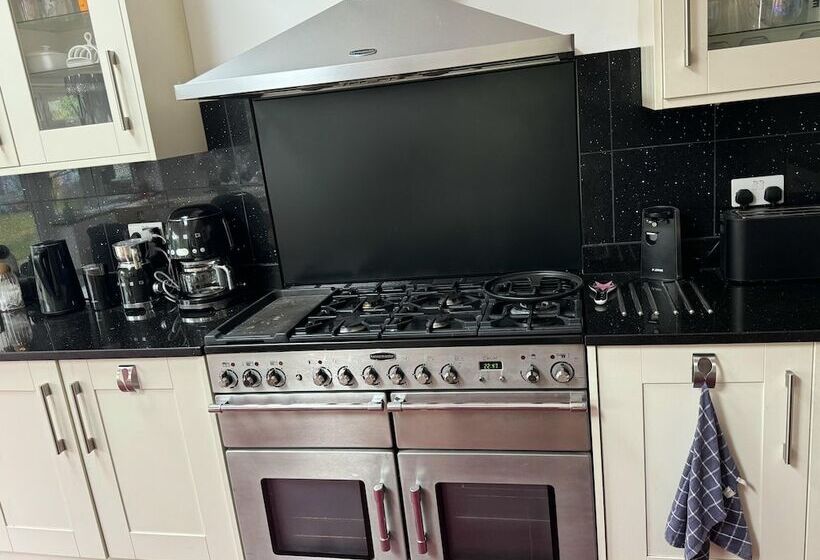 דירת נופש Tranquil Retreat At Oak Lodge   Swimming Pool