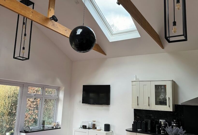 דירת נופש Tranquil Retreat At Oak Lodge   Swimming Pool