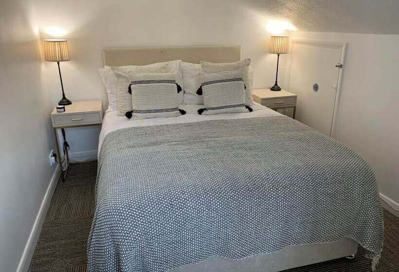 דירת נופש Tranquil Retreat At Oak Lodge   Swimming Pool