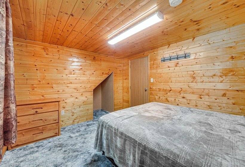 Roomy Log Cabin W/ Hot Tub, Walk To Kenai River!