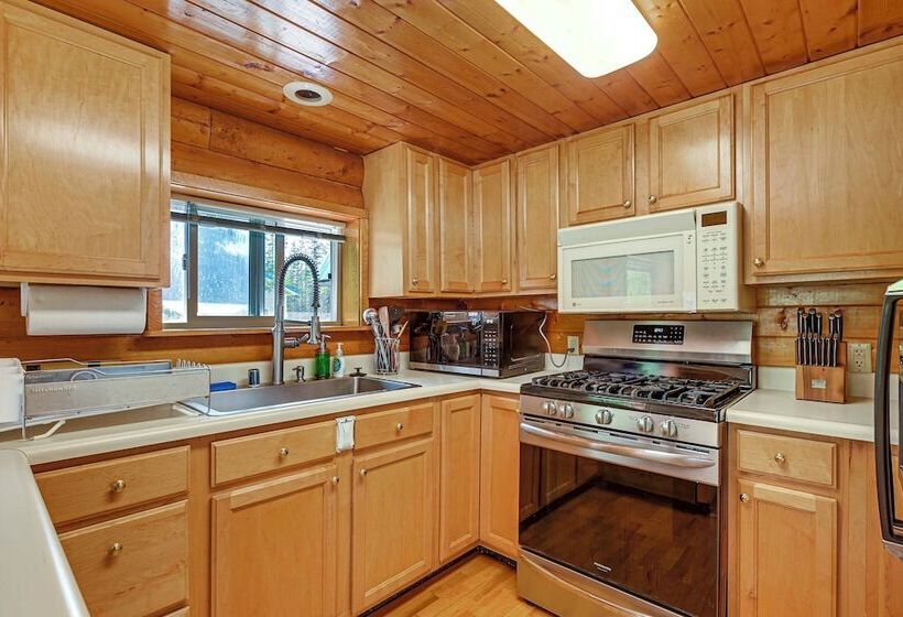 Roomy Log Cabin W/ Hot Tub, Walk To Kenai River!