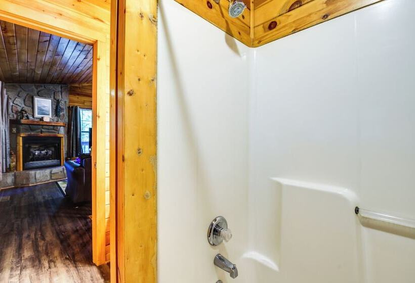 Secluded Cabin W/ Hot Tub   9 Mi To Dollywood!
