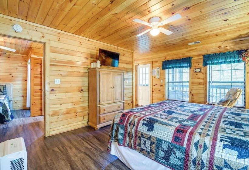 Secluded Cabin W/ Hot Tub   9 Mi To Dollywood!