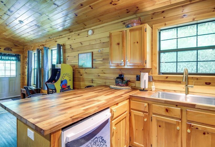 Secluded Cabin W/ Hot Tub   9 Mi To Dollywood!