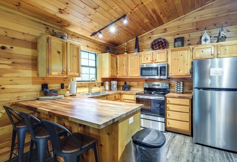 Secluded Cabin W/ Hot Tub   9 Mi To Dollywood!