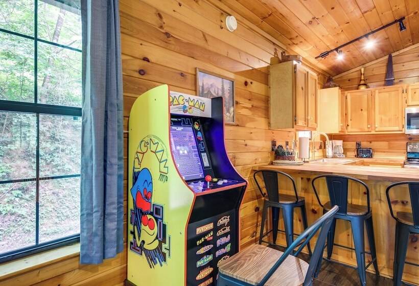 Secluded Cabin W/ Hot Tub   9 Mi To Dollywood!