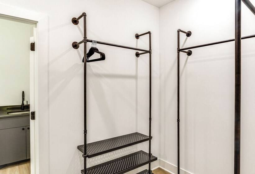 Sleek Tennessee Retreat: 2 Mi To Center Hill Lake!