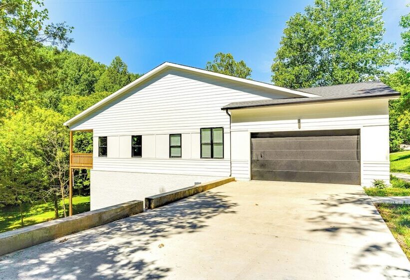 Sleek Tennessee Retreat: 2 Mi To Center Hill Lake!