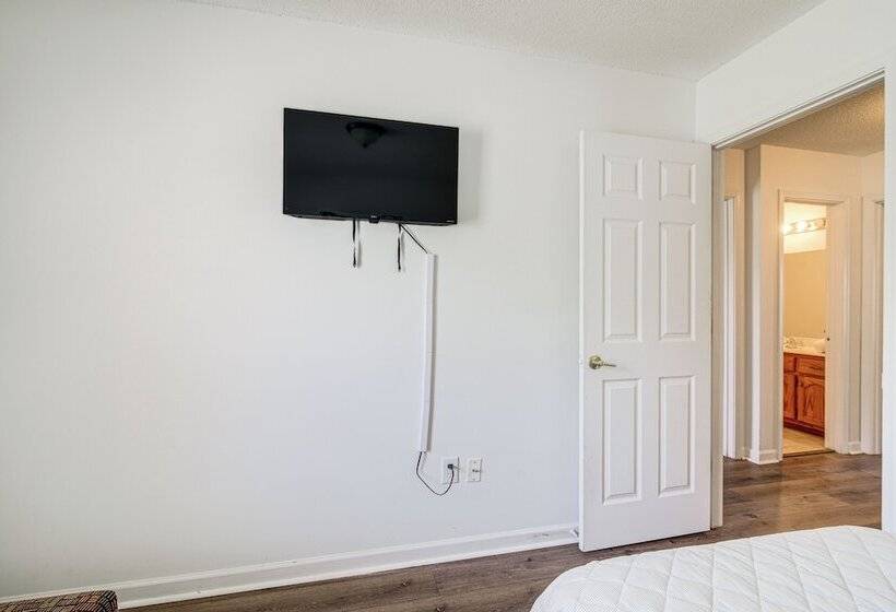 Large Backyard: Peaceful Home In Southaven!