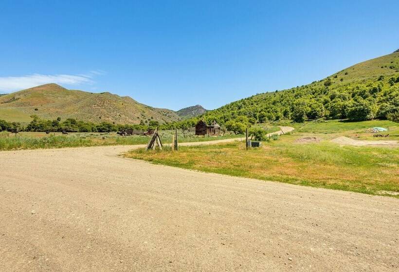 Walk To Natl Forest   Southern Idaho Farmhouse!