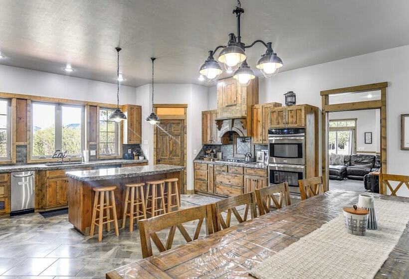 Spacious Afton Home: Patio, Grill & Mountain Views