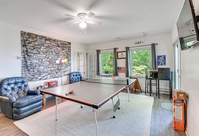 Spacious Home In Hiawassee W/ Mountain Views!