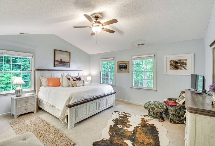 Spacious Home In Hiawassee W/ Mountain Views!