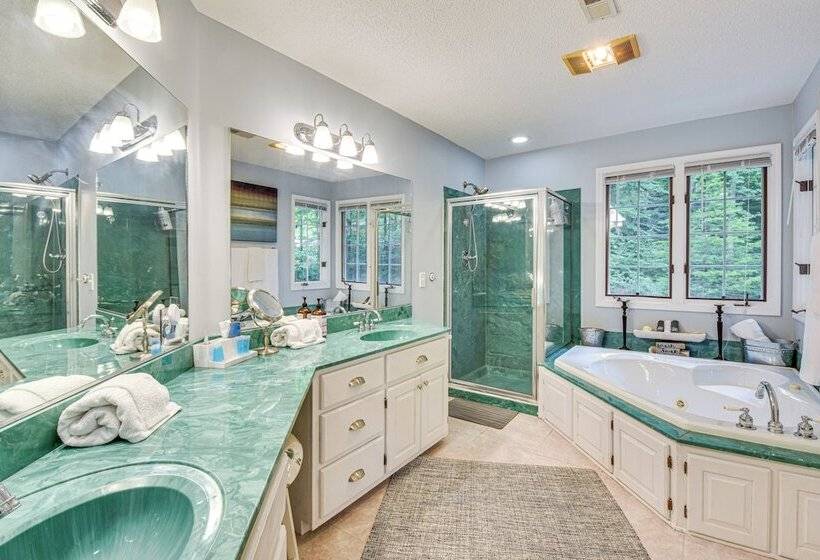 Spacious Home In Hiawassee W/ Mountain Views!