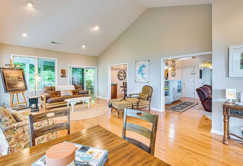 Spacious Home In Hiawassee W/ Mountain Views!