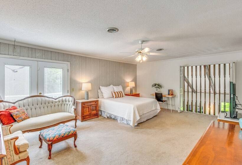 Spacious Home W/ Porch, 4 Mi To Downtown Clemson!