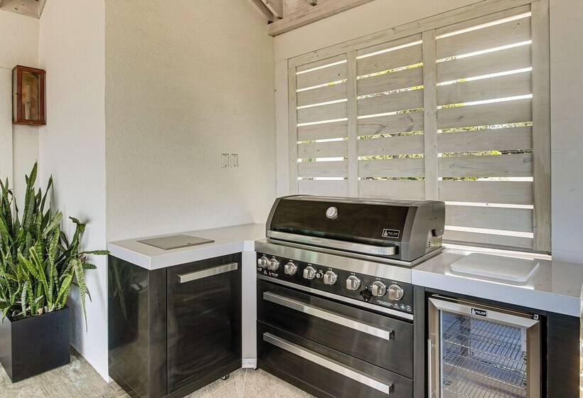 Spacious Jekyll Island Home: Steps To The Ocean!