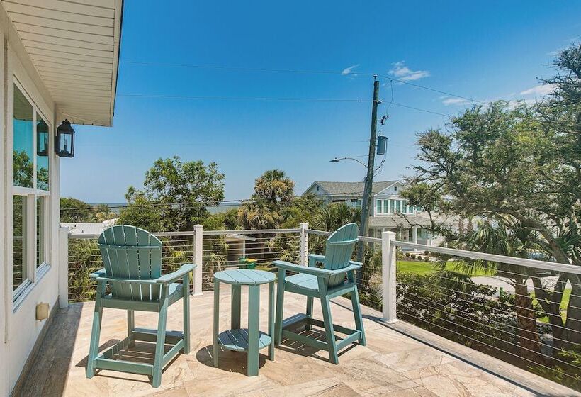 Spacious Jekyll Island Home: Steps To The Ocean!