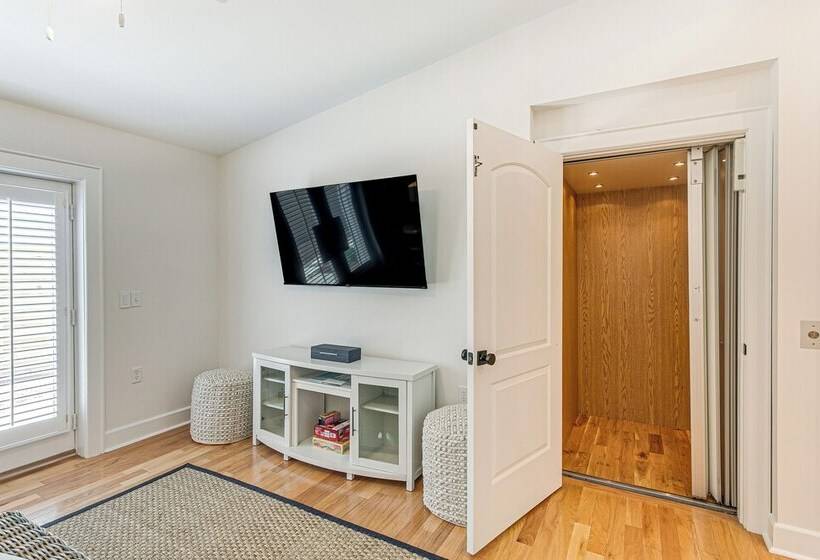 Spacious Jekyll Island Home: Steps To The Ocean!