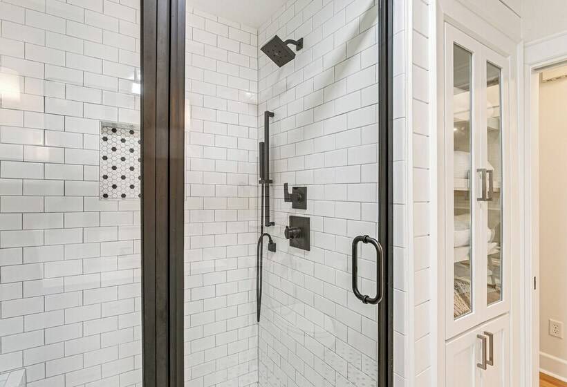 Spacious Jekyll Island Home: Steps To The Ocean!