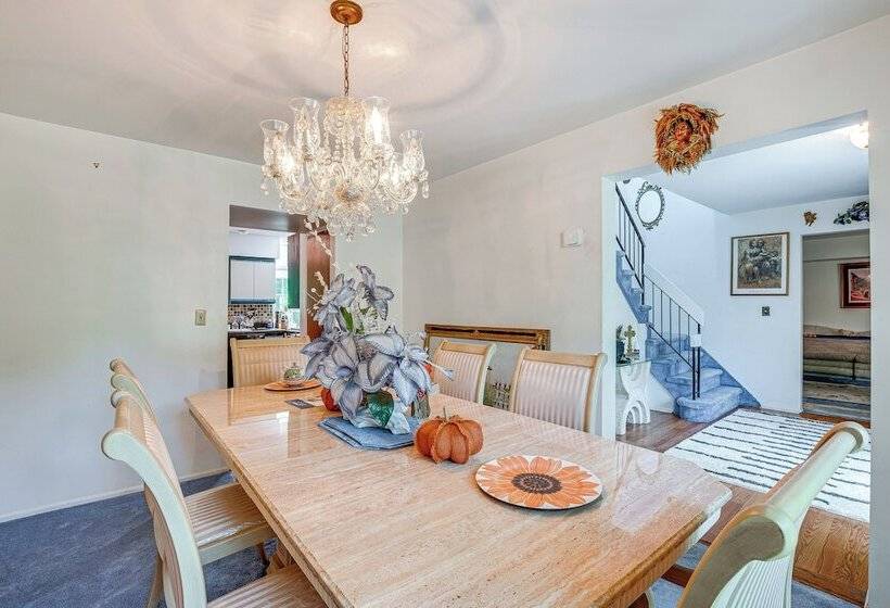 Spacious Old Bridge Home ~ 10 Mi To Jersey Shore!