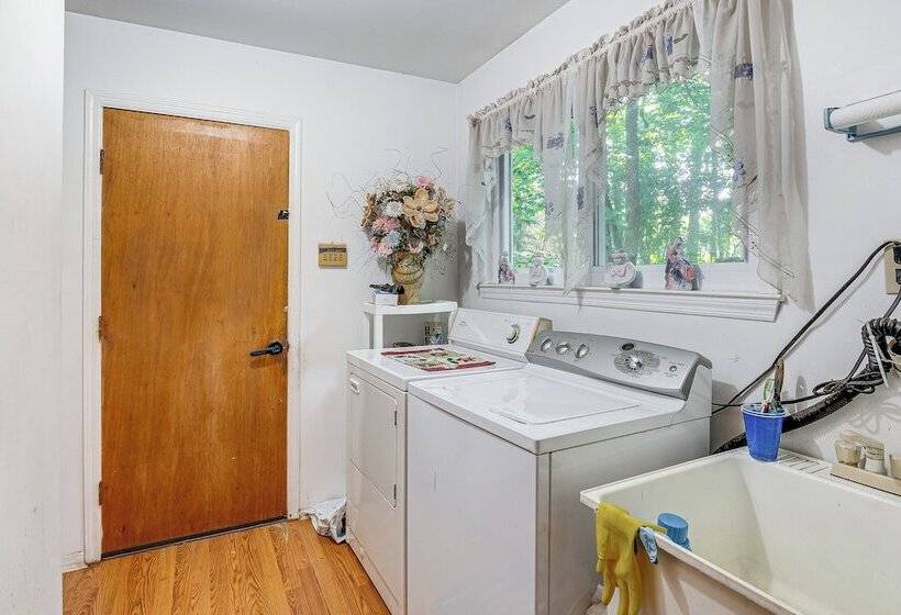 Spacious Old Bridge Home ~ 10 Mi To Jersey Shore!