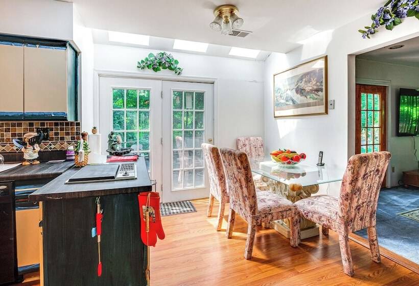 Spacious Old Bridge Home ~ 10 Mi To Jersey Shore!