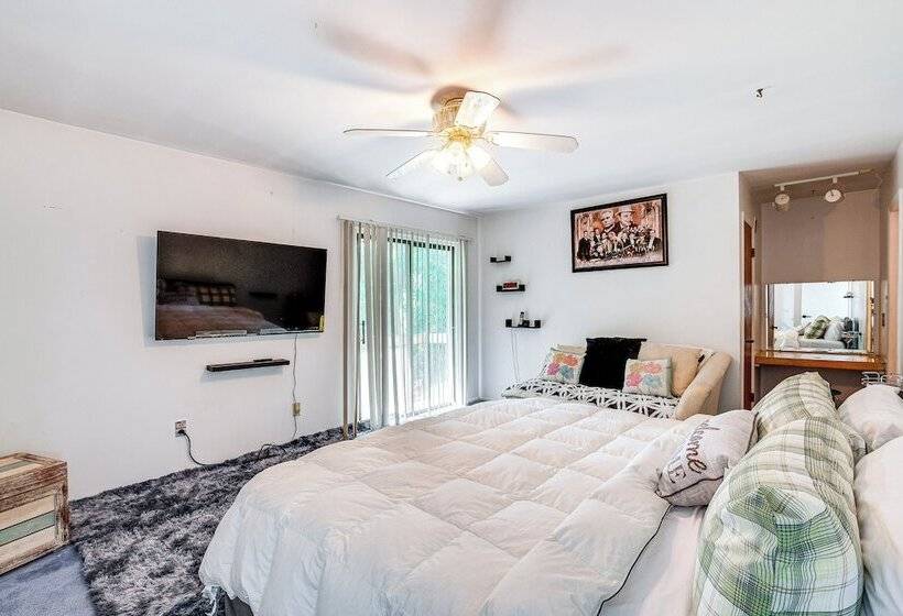 Spacious Old Bridge Home ~ 10 Mi To Jersey Shore!