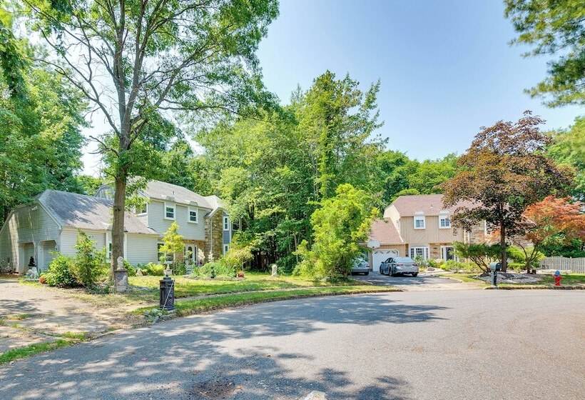 Spacious Old Bridge Home ~ 10 Mi To Jersey Shore!