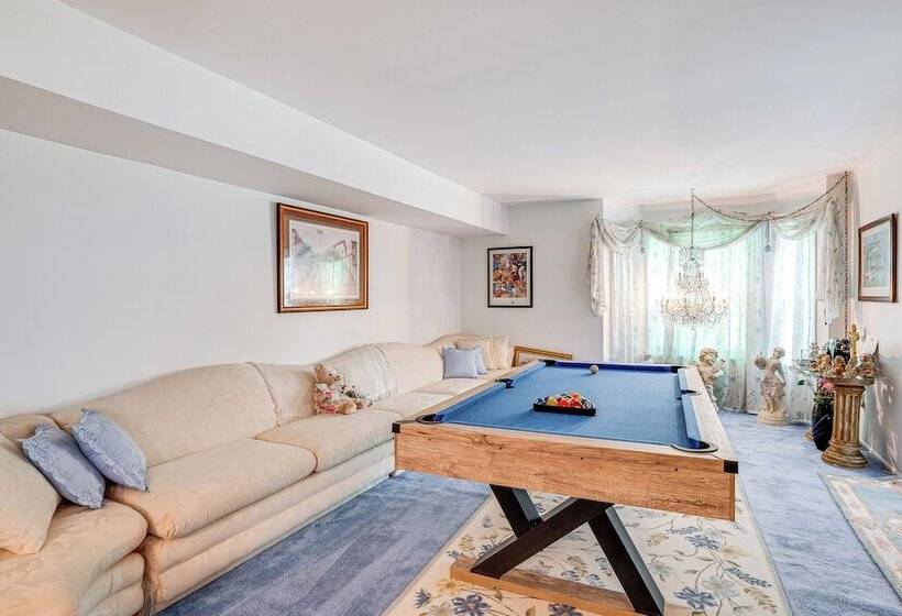 Spacious Old Bridge Home ~ 10 Mi To Jersey Shore!