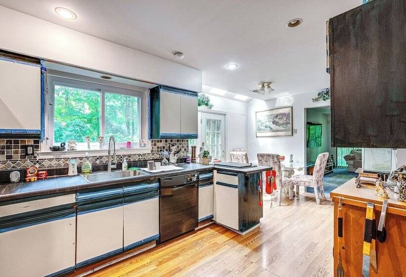 Spacious Old Bridge Home ~ 10 Mi To Jersey Shore!