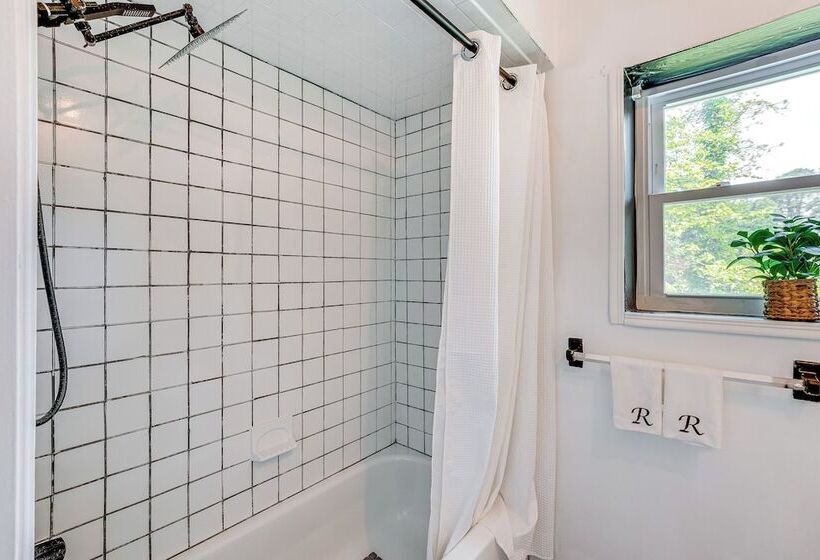 Spacious Old Bridge Home ~ 10 Mi To Jersey Shore!