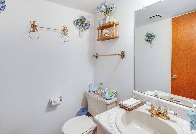 Spacious Old Bridge Home ~ 10 Mi To Jersey Shore!