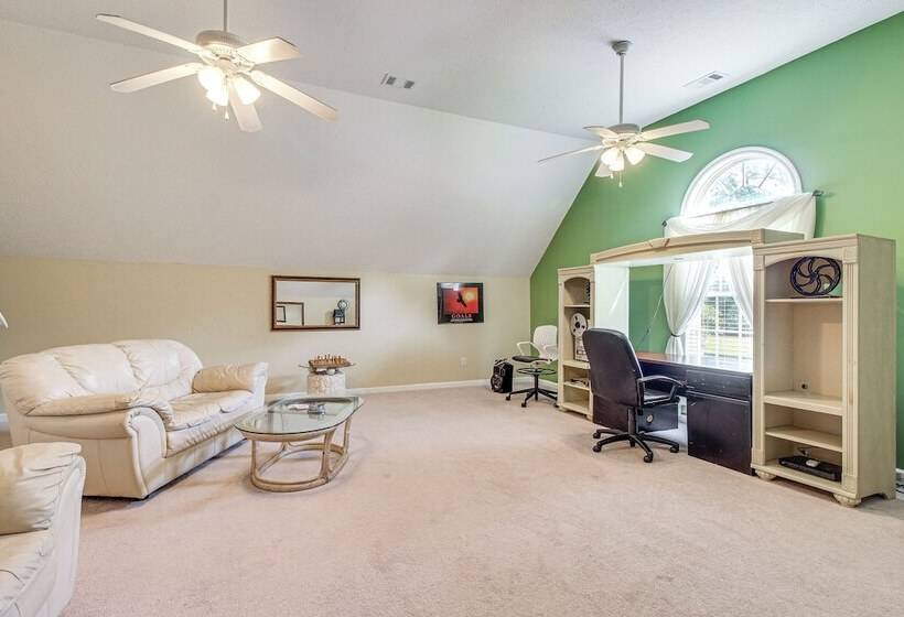 Spacious Richmond Hill Hideaway W/ Deck!