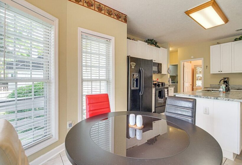 Spacious Richmond Hill Hideaway W/ Deck!