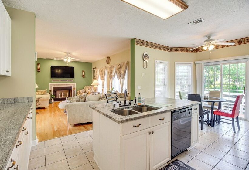 Spacious Richmond Hill Hideaway W/ Deck!