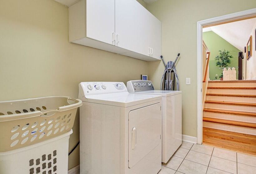 Spacious Richmond Hill Hideaway W/ Deck!