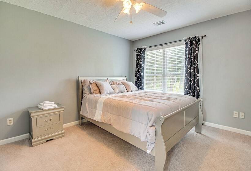 Spacious Richmond Hill Hideaway W/ Deck!