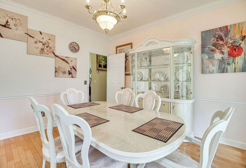 Spacious Richmond Hill Hideaway W/ Deck!