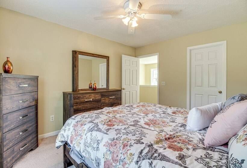 Spacious Richmond Hill Hideaway W/ Deck!