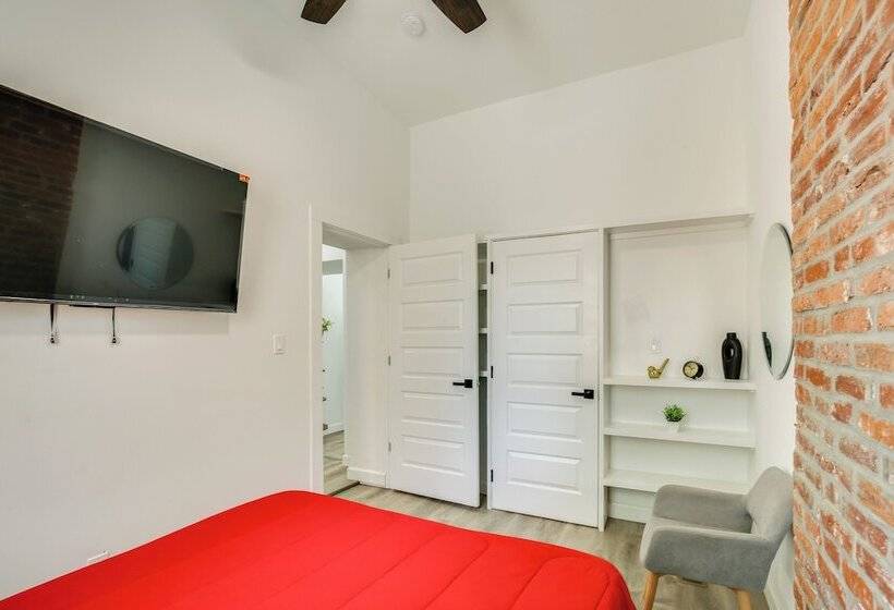 St Louis Home W/ Deck, Outdoor Bar & Grill!