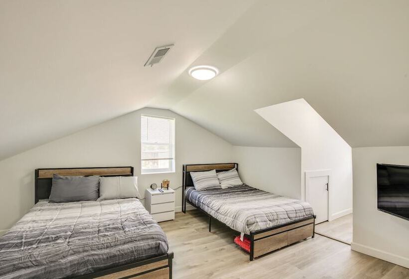 St Louis Home W/ Deck, Outdoor Bar & Grill!