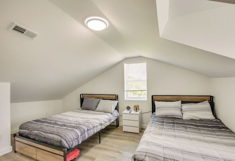 St Louis Home W/ Deck, Outdoor Bar & Grill!