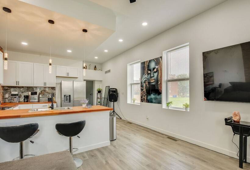 St Louis Home W/ Deck, Outdoor Bar & Grill!