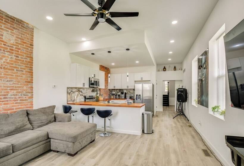 St Louis Home W/ Deck, Outdoor Bar & Grill!